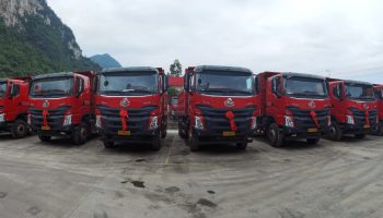 專業服務,成就大客戶,玉柴機電交付10臺乘龍自卸車